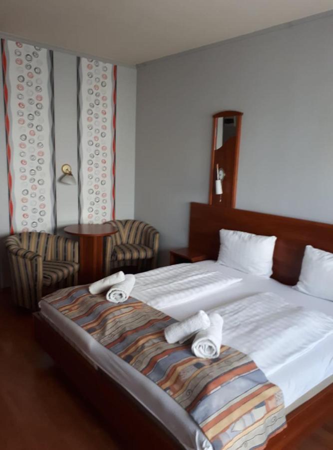 Wolf Hotel Sarvar Ngoại thất bức ảnh