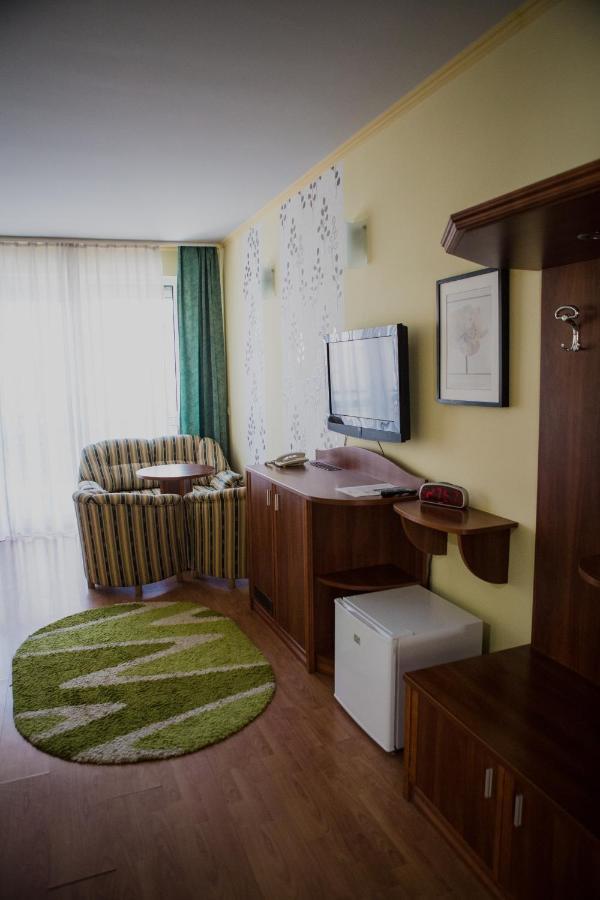 Wolf Hotel Sarvar Ngoại thất bức ảnh
