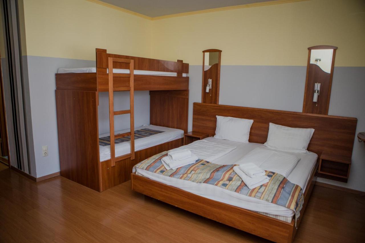 Wolf Hotel Sarvar Ngoại thất bức ảnh