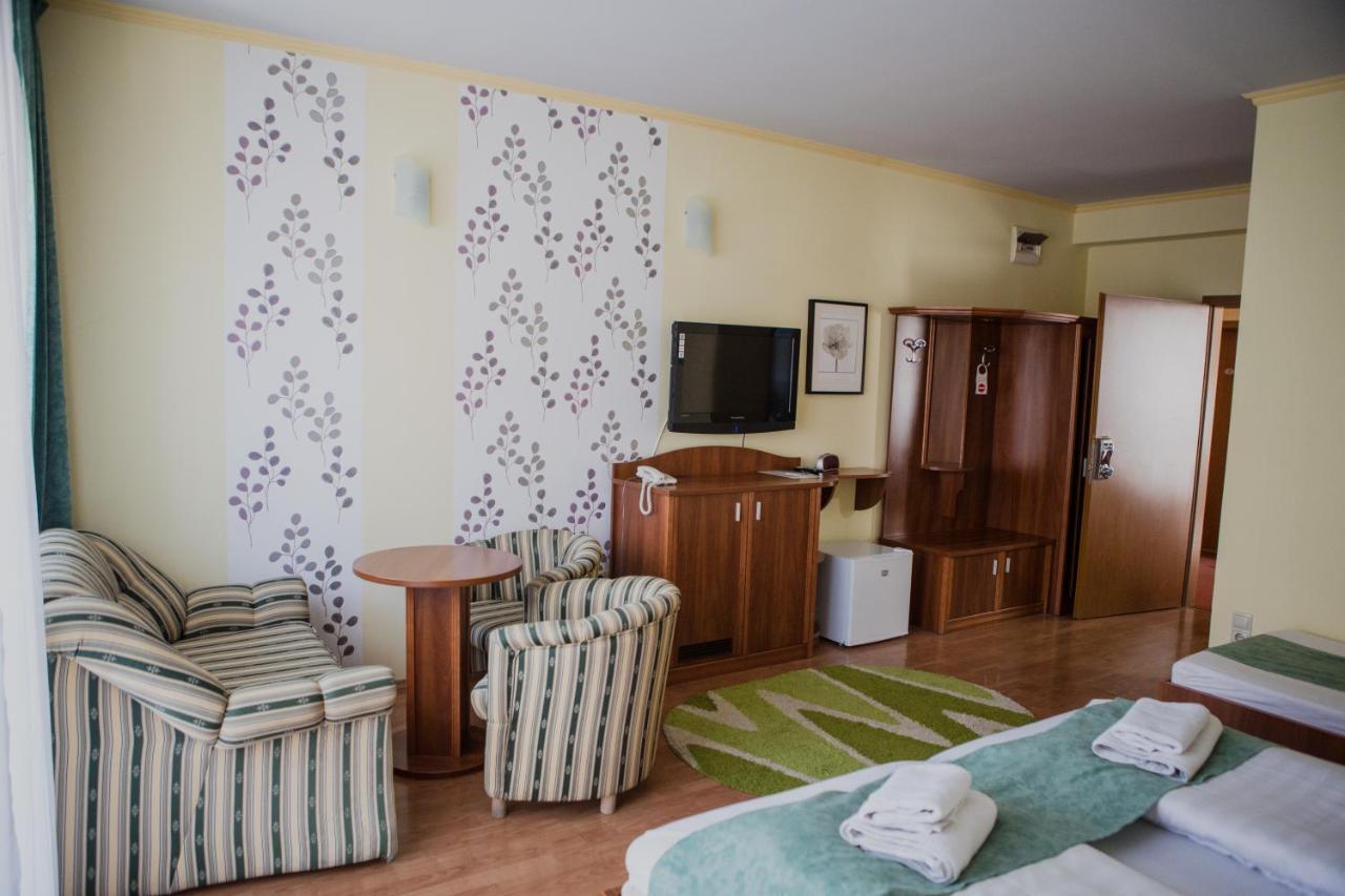 Wolf Hotel Sarvar Ngoại thất bức ảnh