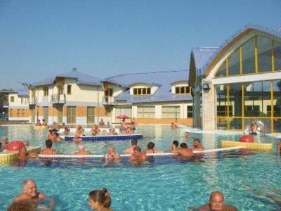 Wolf Hotel Sarvar Ngoại thất bức ảnh