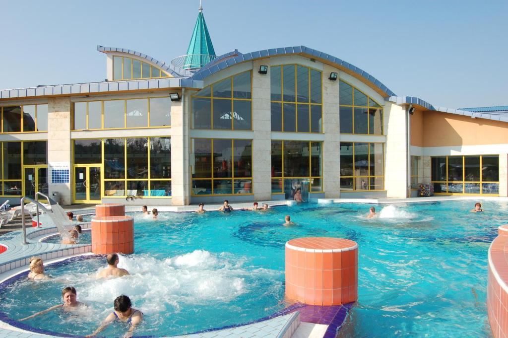 Wolf Hotel Sarvar Phòng bức ảnh