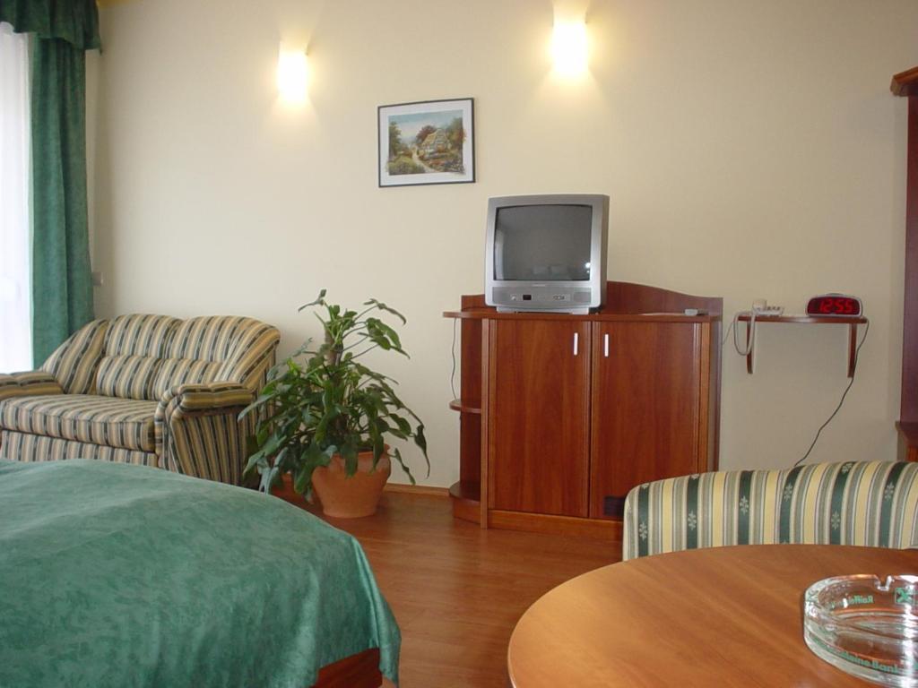 Wolf Hotel Sarvar Phòng bức ảnh