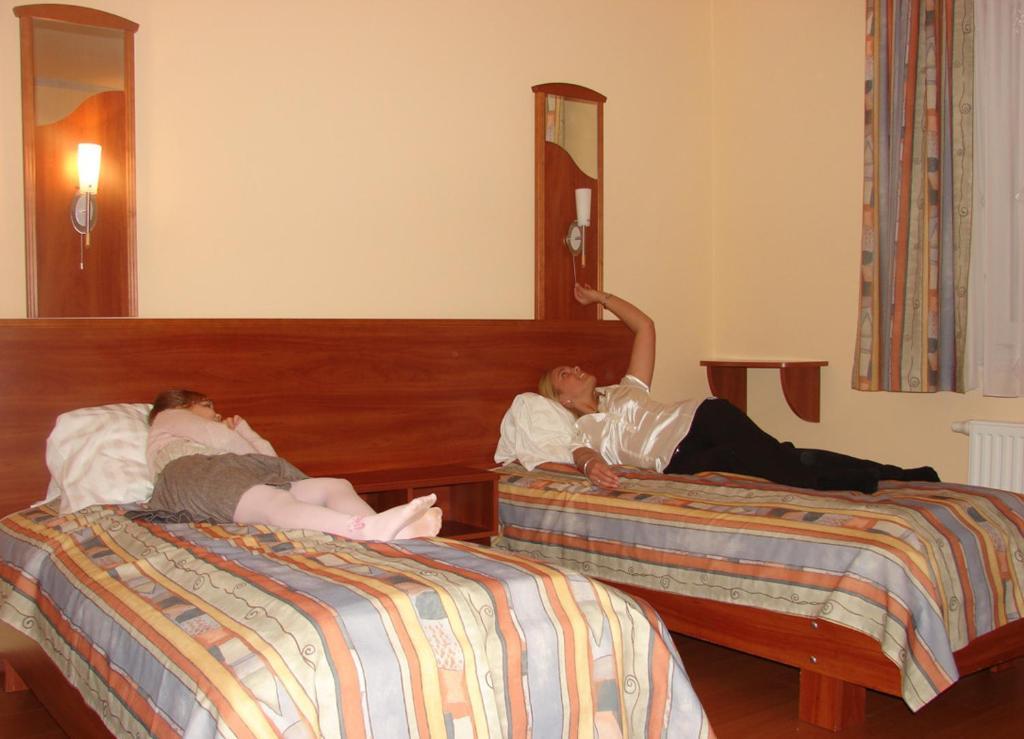 Wolf Hotel Sarvar Phòng bức ảnh