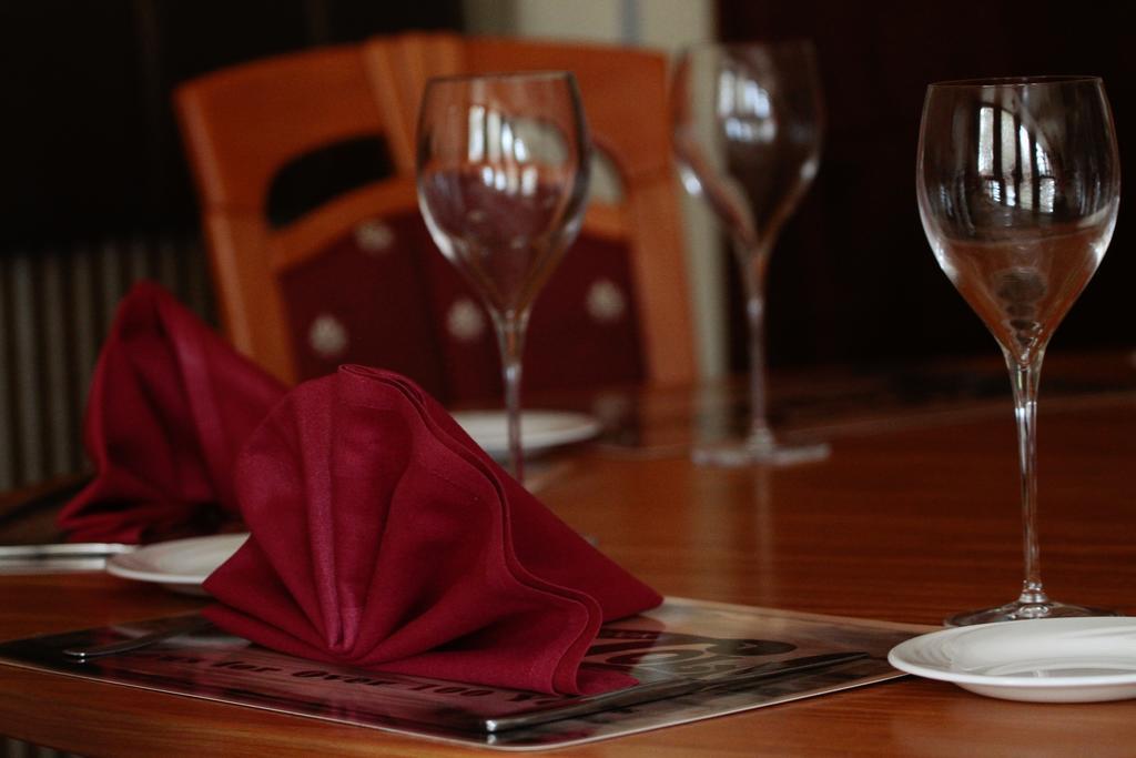 Wolf Hotel Sarvar Ngoại thất bức ảnh