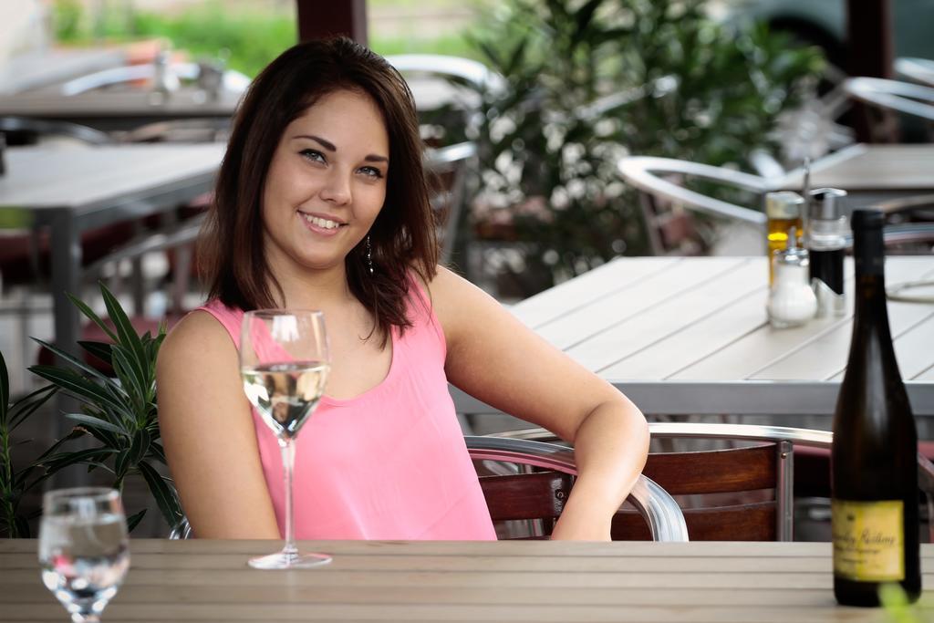 Wolf Hotel Sarvar Ngoại thất bức ảnh