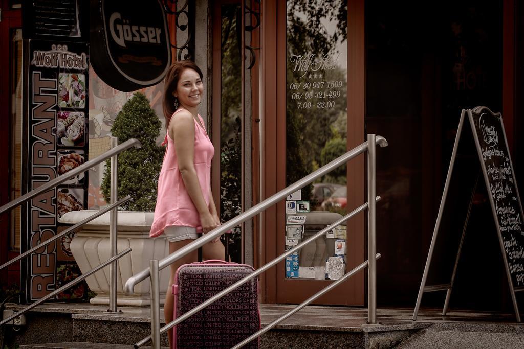 Wolf Hotel Sarvar Ngoại thất bức ảnh