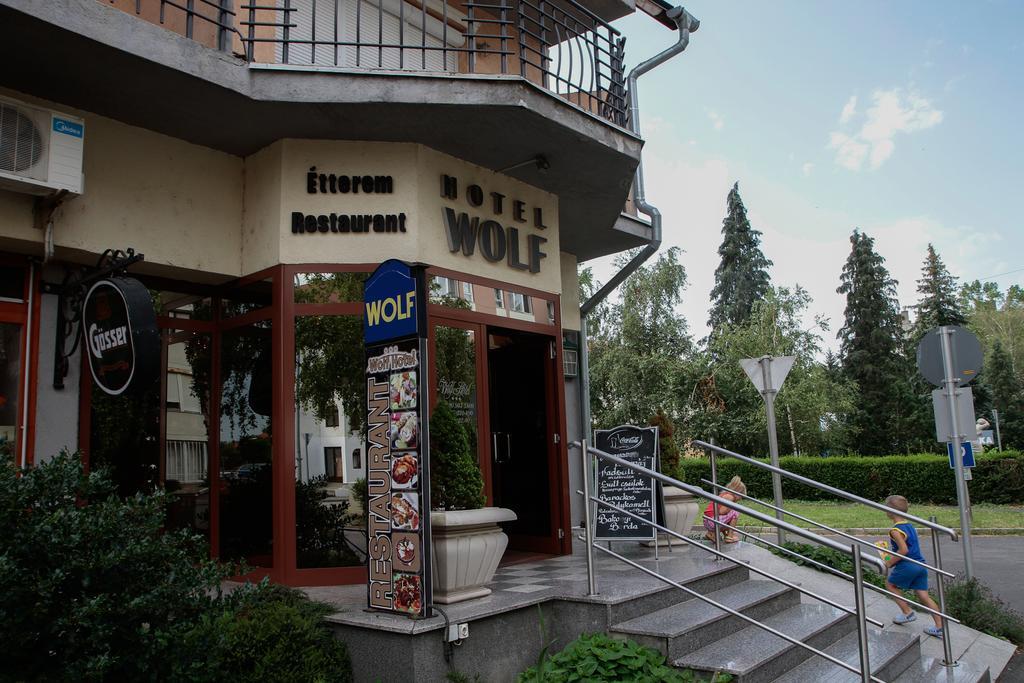 Wolf Hotel Sarvar Ngoại thất bức ảnh