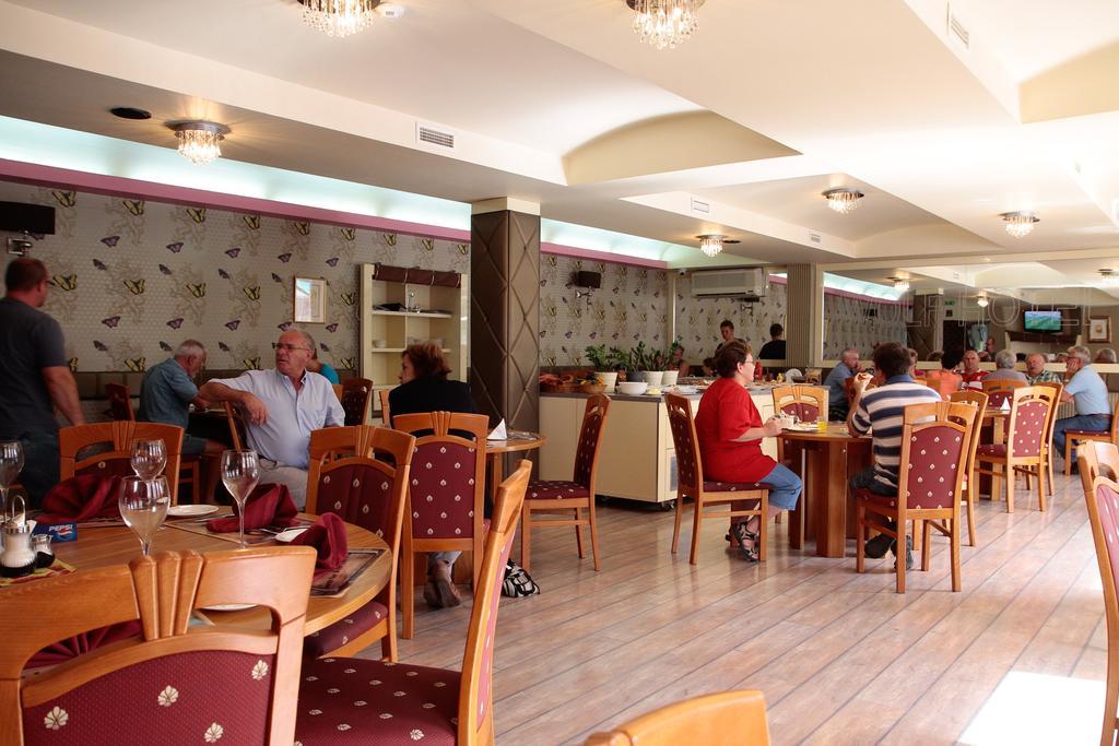 Wolf Hotel Sarvar Ngoại thất bức ảnh